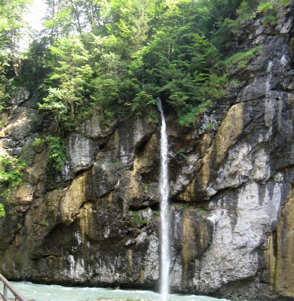 Стремительный водопад